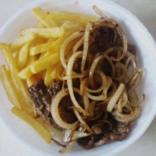 Marmitex de bife fígado bovino acebolado
