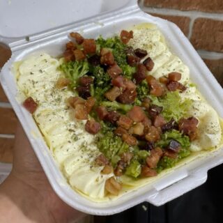 Batata recheada de brócolis com bacon