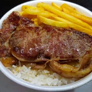 Marmitex de bife acebolado